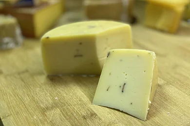 Сыр Вележе коровий с трюфелем "Яснополе"