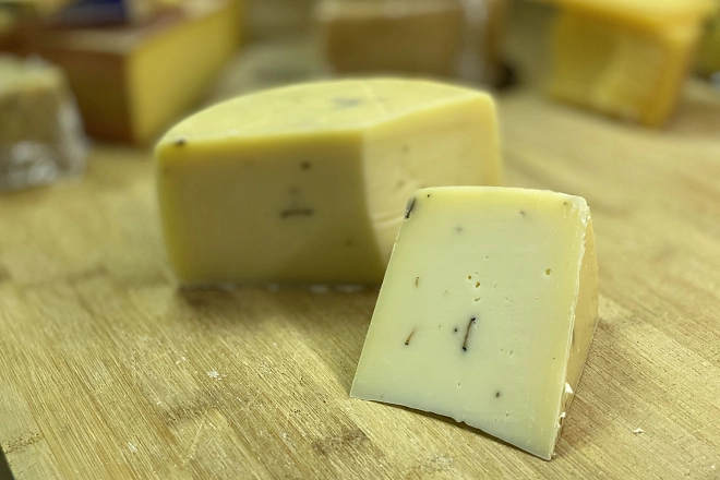 Сыр Вележе коровий с трюфелем "Яснополе"